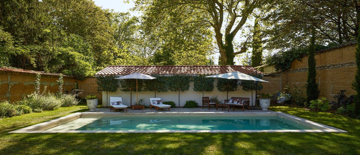 Piscine moderne et jardin d’époque