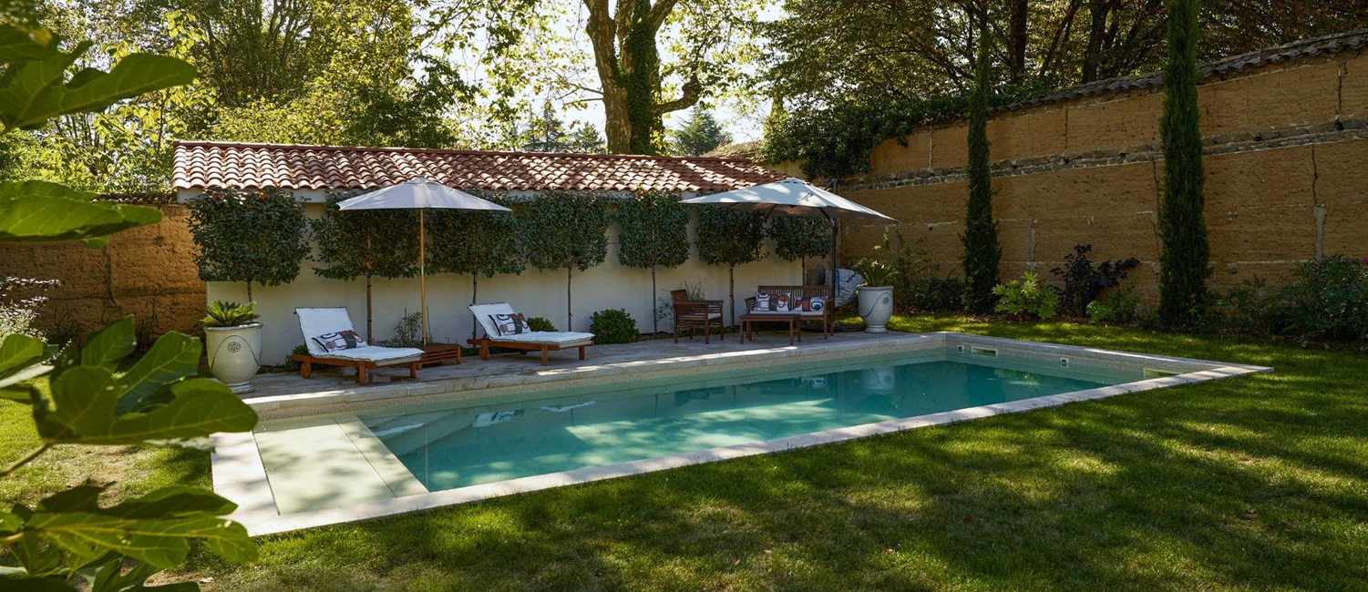 Piscine moderne et jardin d’époque