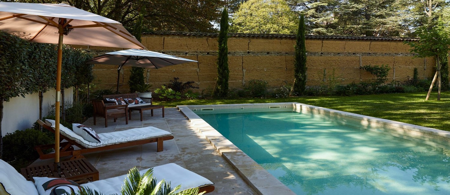 Piscine moderne et jardin d’époque