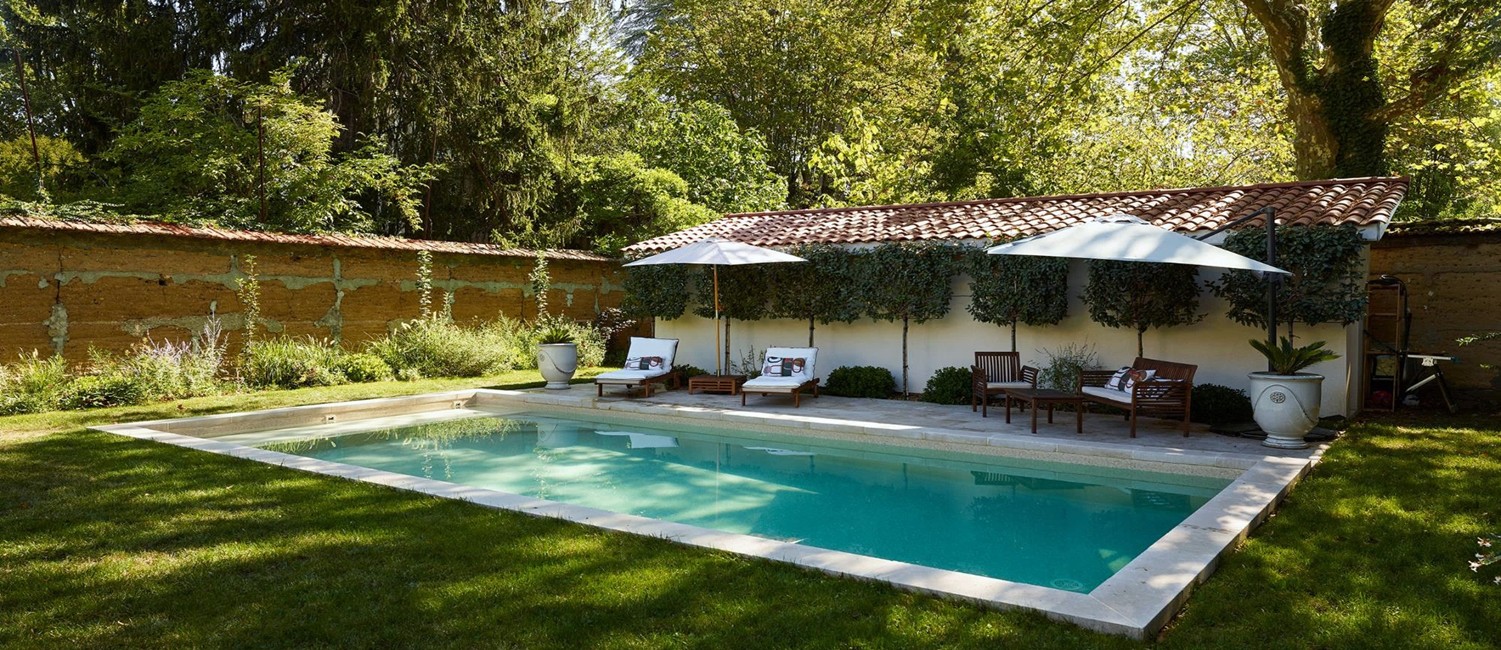 Piscine moderne et jardin d’époque