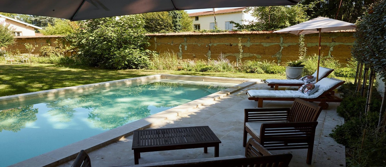 Piscine moderne et jardin d’époque
