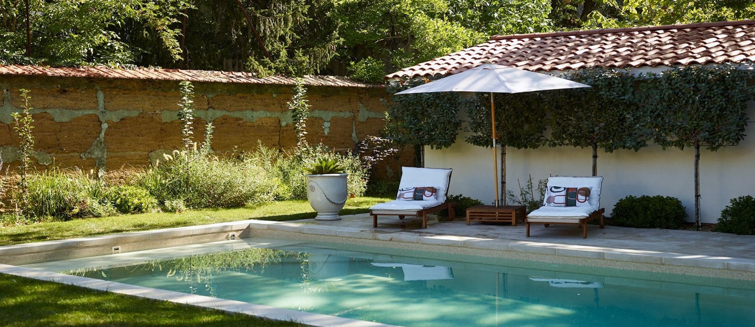 Piscine moderne et jardin d’époque