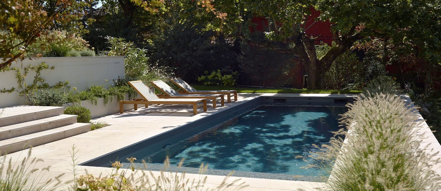Une piscine en terrasse au cœur d’un parc arboré