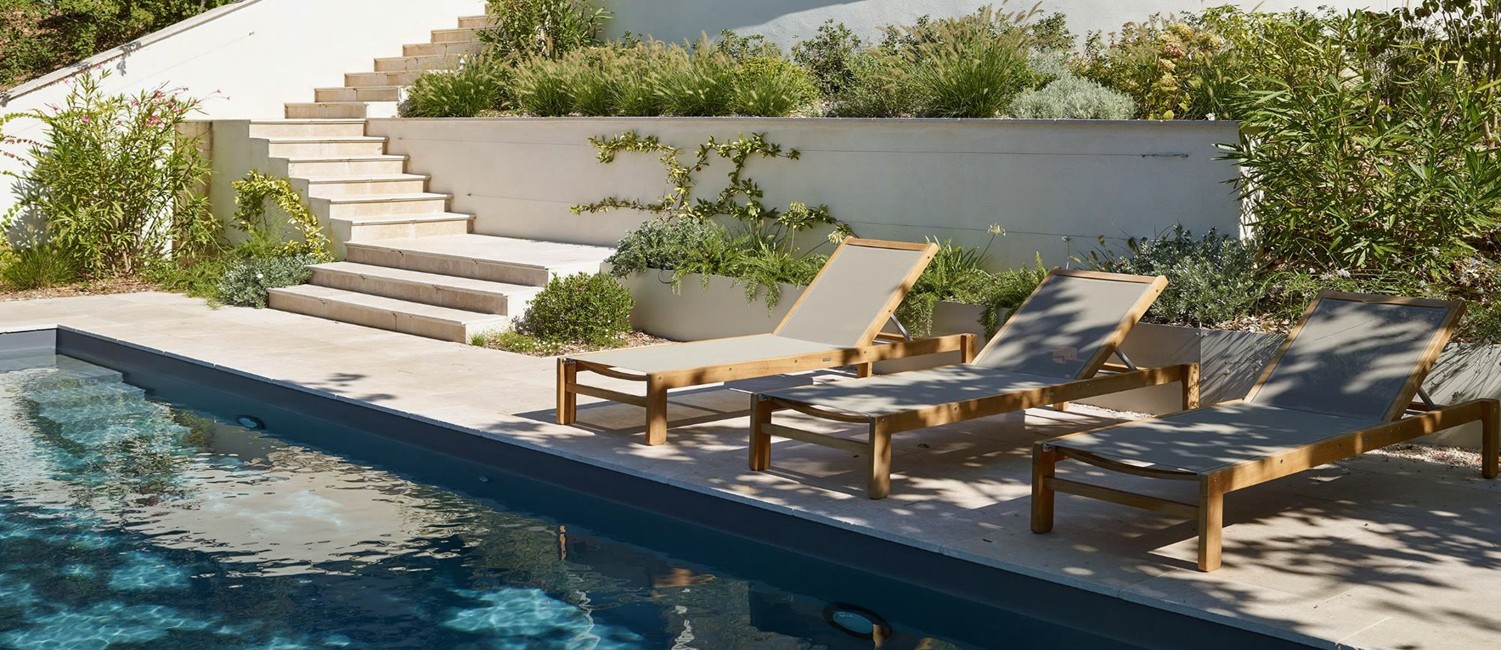 Une piscine en terrasse au cœur d’un parc arboré