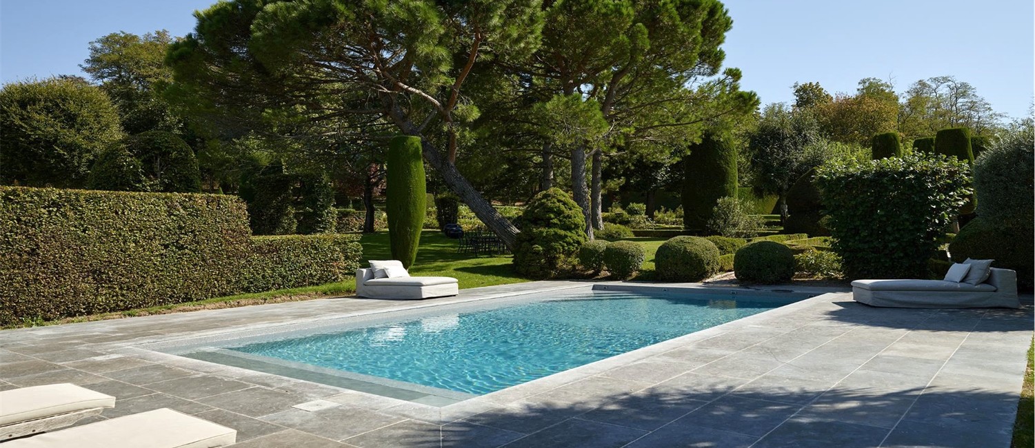 Rénovation d’une piscine dans un jardin à l’esprit néo-classique