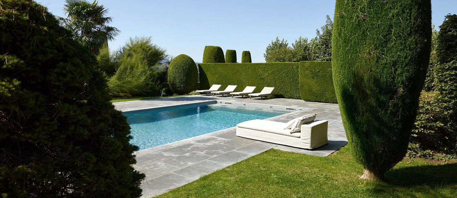 Rénovation d’une piscine dans un jardin à l’esprit néo-classique