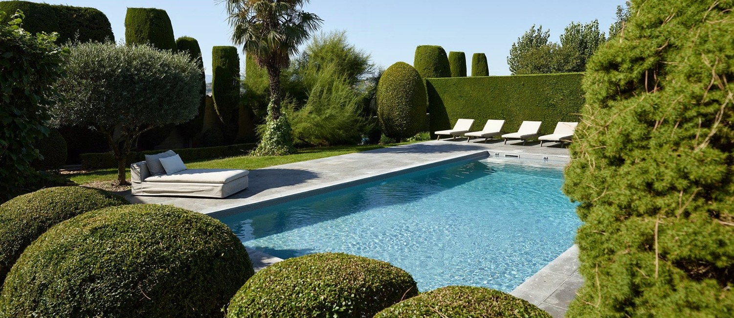 Rénovation d’une piscine dans un jardin à l’esprit néo-classique