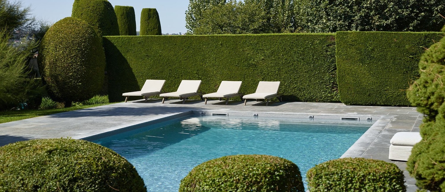 Rénovation d’une piscine dans un jardin à l’esprit néo-classique
