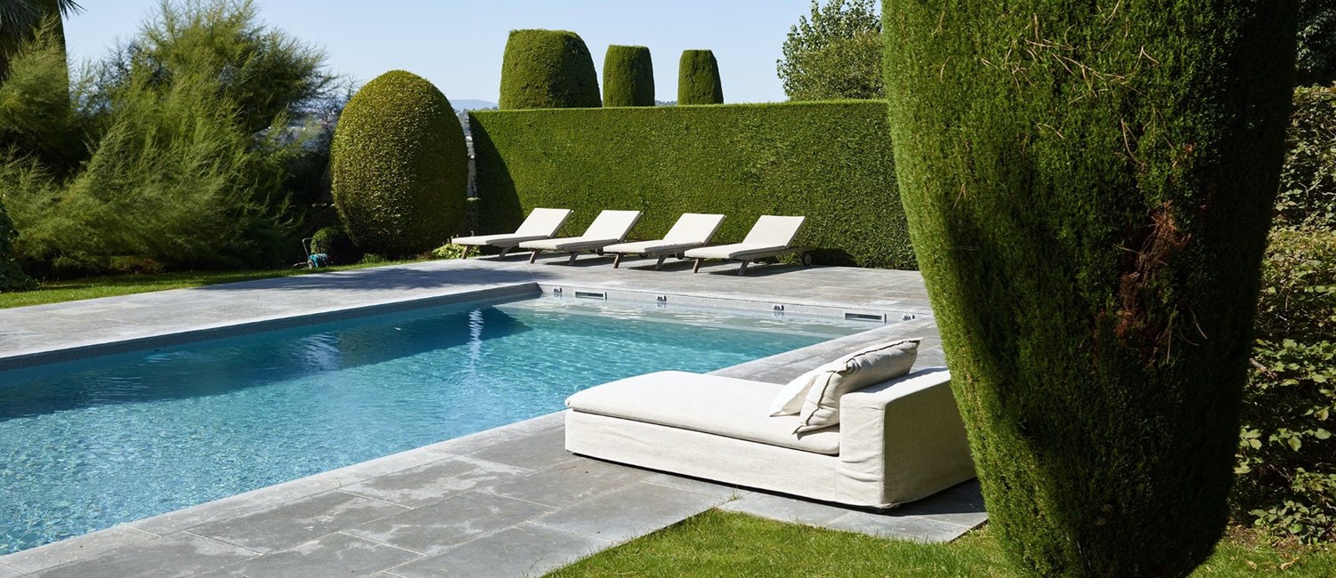Rénovation d’une piscine dans un jardin à l’esprit néo-classique