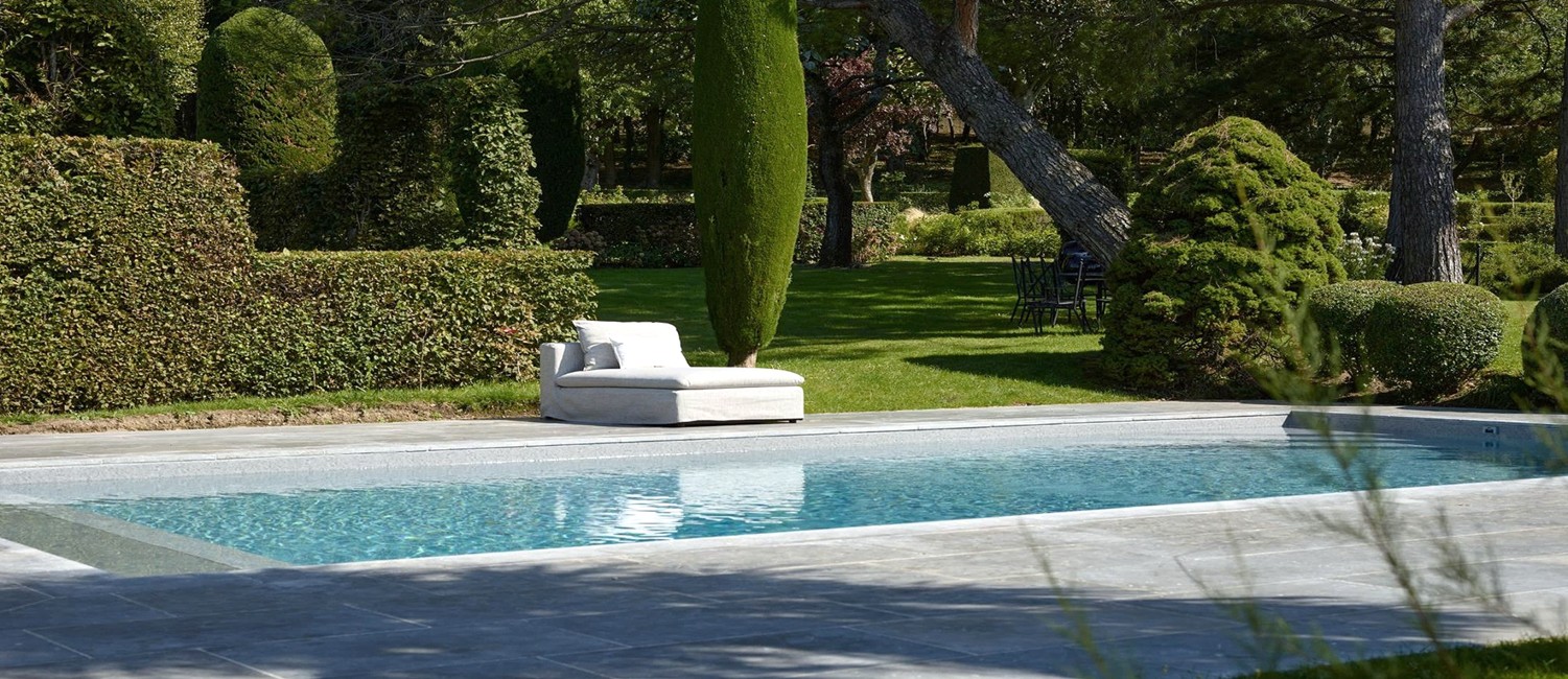 Rénovation d’une piscine dans un jardin à l’esprit néo-classique