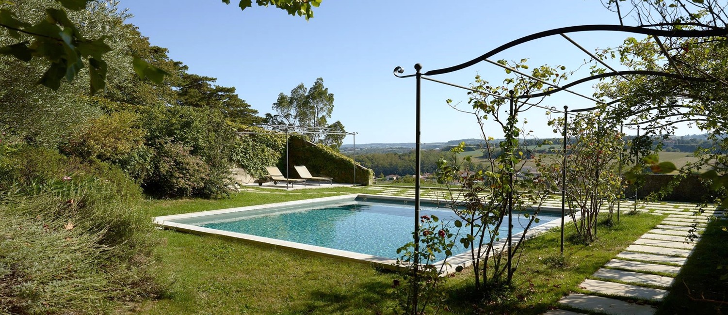 Piscine carrée au cœur d’un jardin graphique