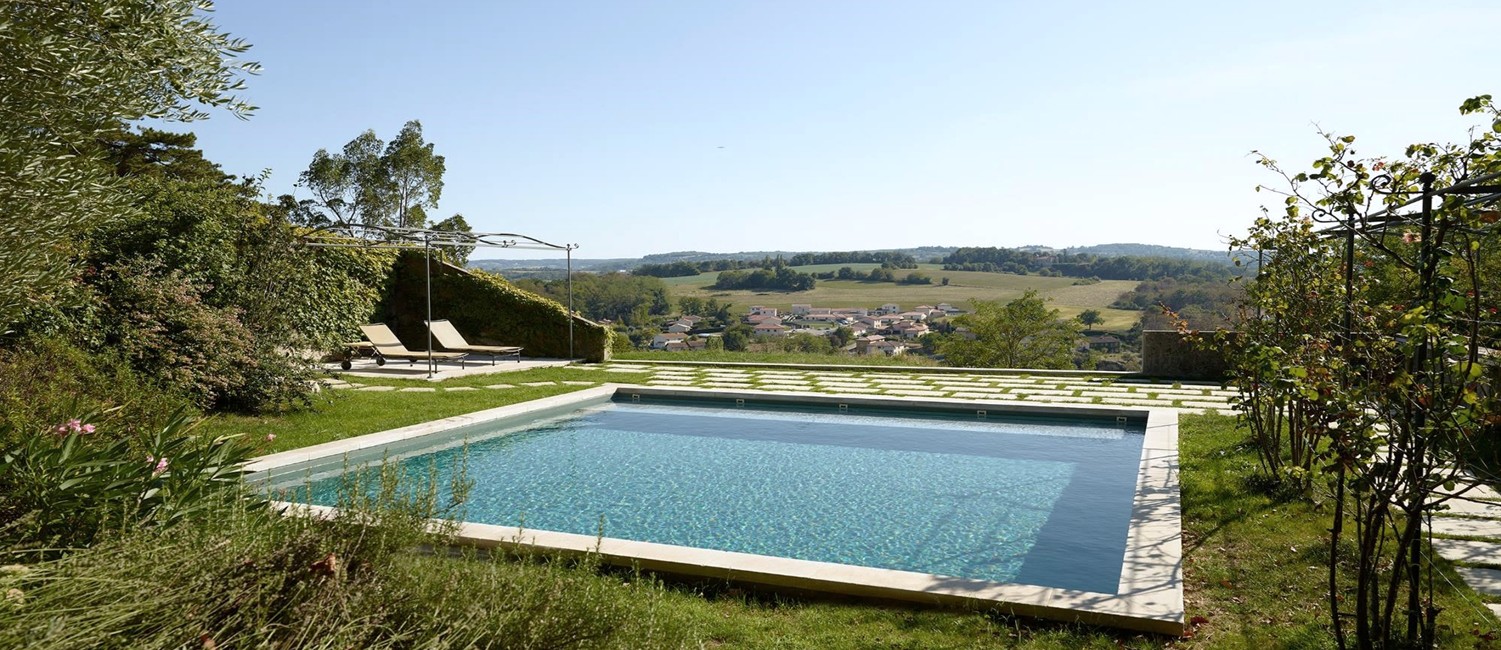 Piscine carrée au cœur d’un jardin graphique
