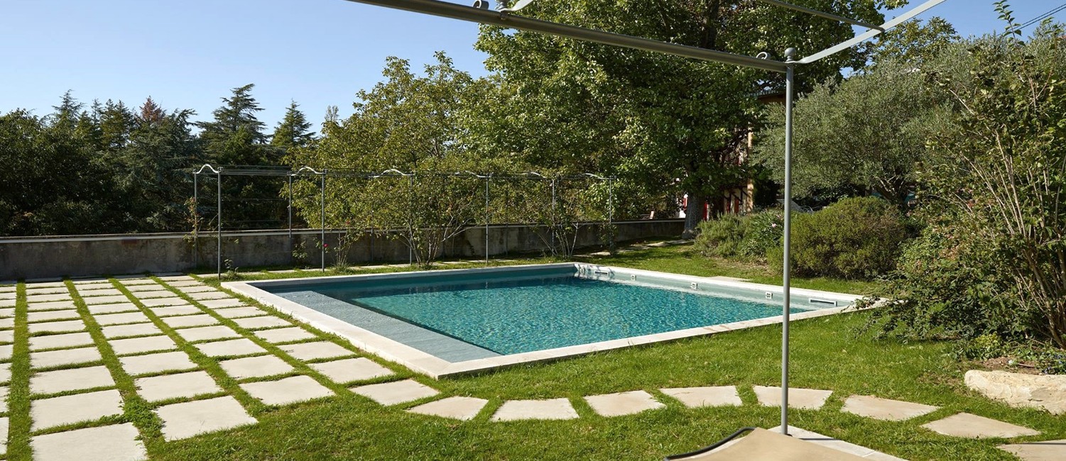 Piscine carrée au cœur d’un jardin graphique