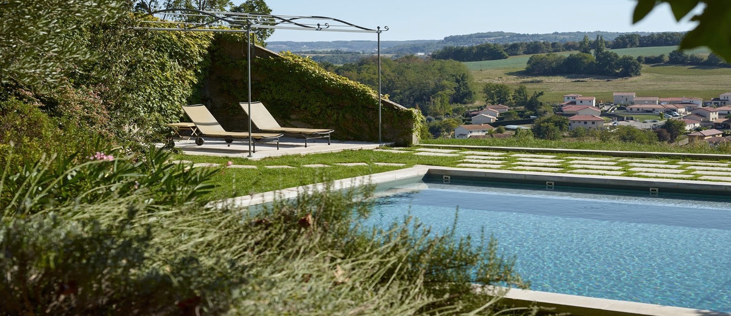 Piscine carrée au cœur d’un jardin graphique
