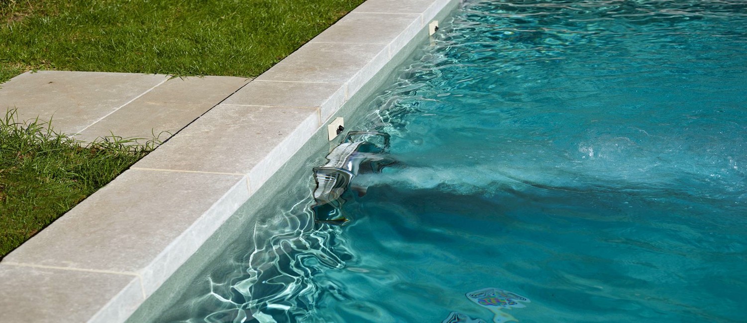 Piscine carrée au cœur d’un jardin graphique