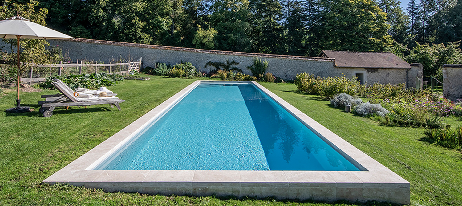 Une grande piscine tout en longueur