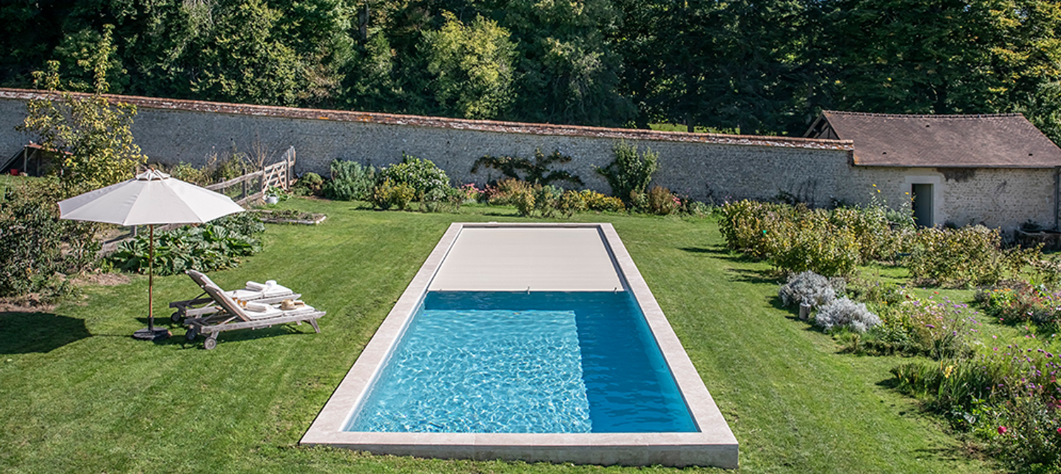 Une grande piscine tout en longueur