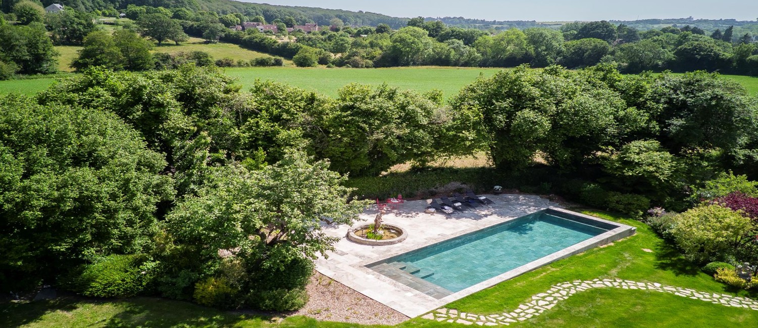 Piscine carrelée et bassin d’agrément