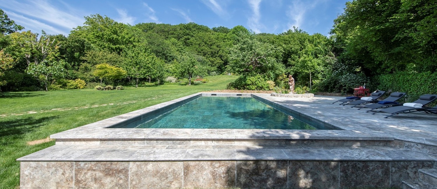 Piscine carrelée et bassin d’agrément