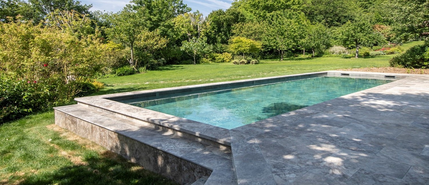 Piscine carrelée et bassin d’agrément