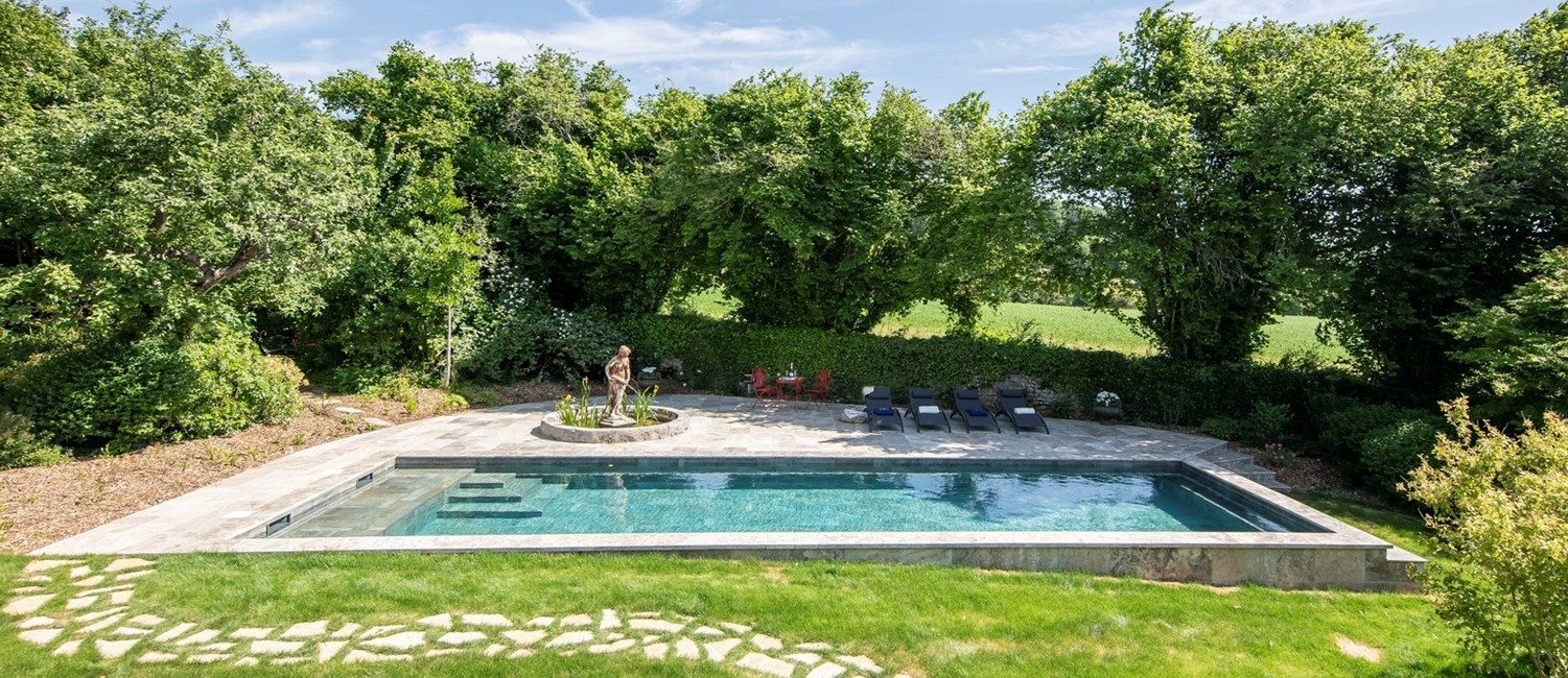 Piscine carrelée et bassin d’agrément
