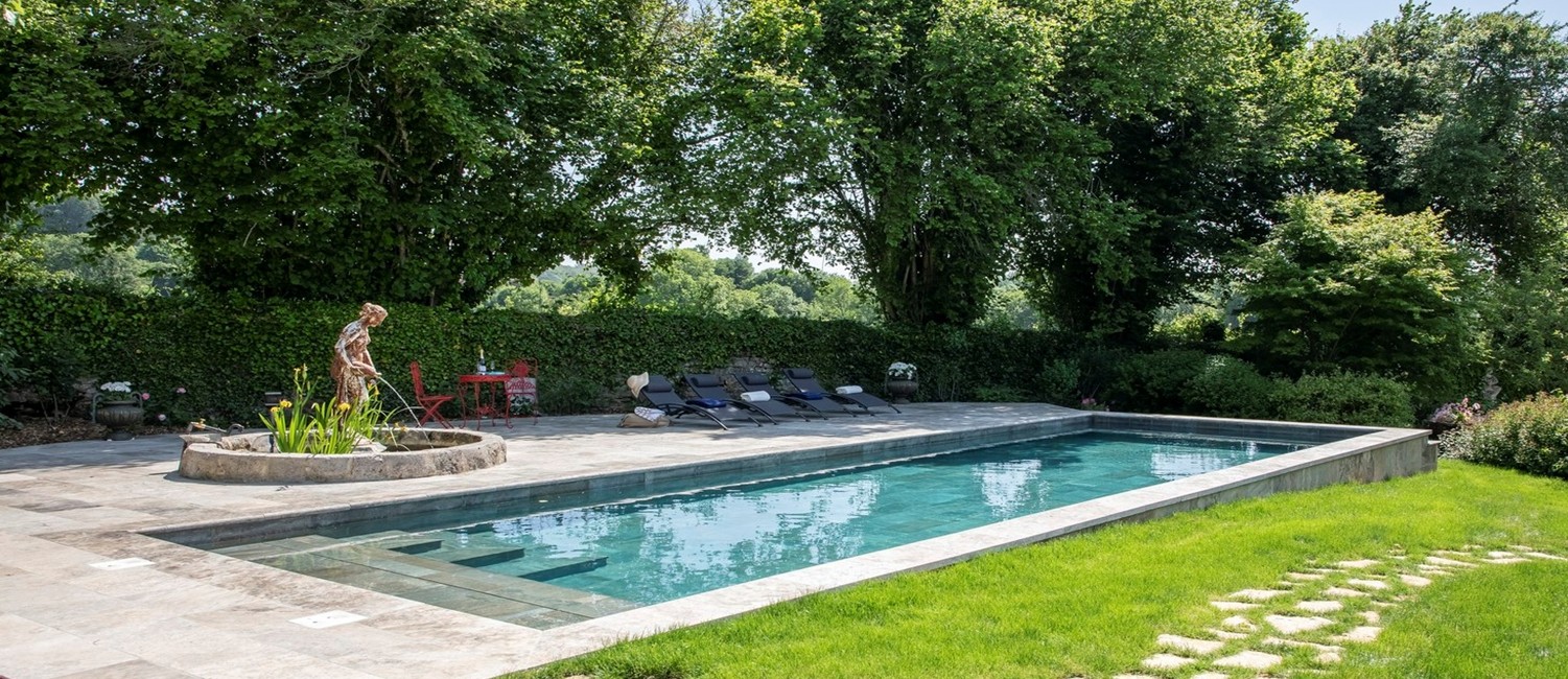 Piscine carrelée et bassin d’agrément