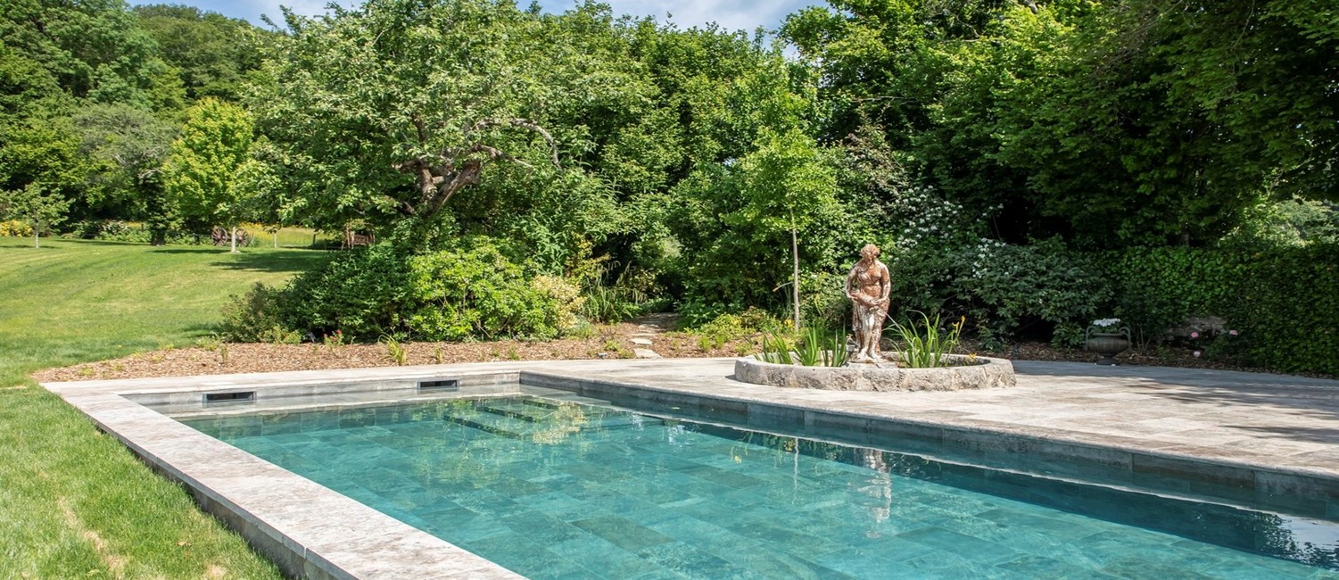 Piscine carrelée et bassin d’agrément