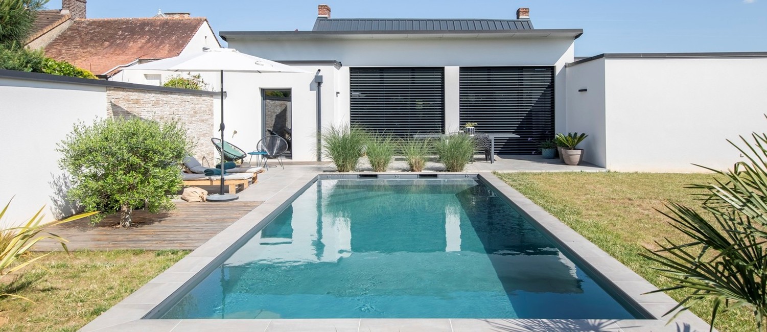 Piscine urbaine à l’accent méditerranéen dans la Sarthe