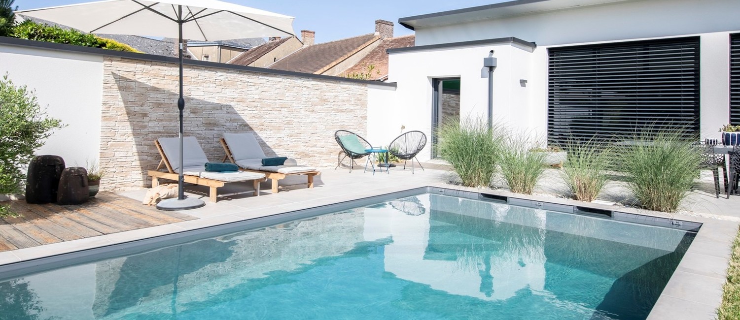 Piscine urbaine à l’accent méditerranéen dans la Sarthe