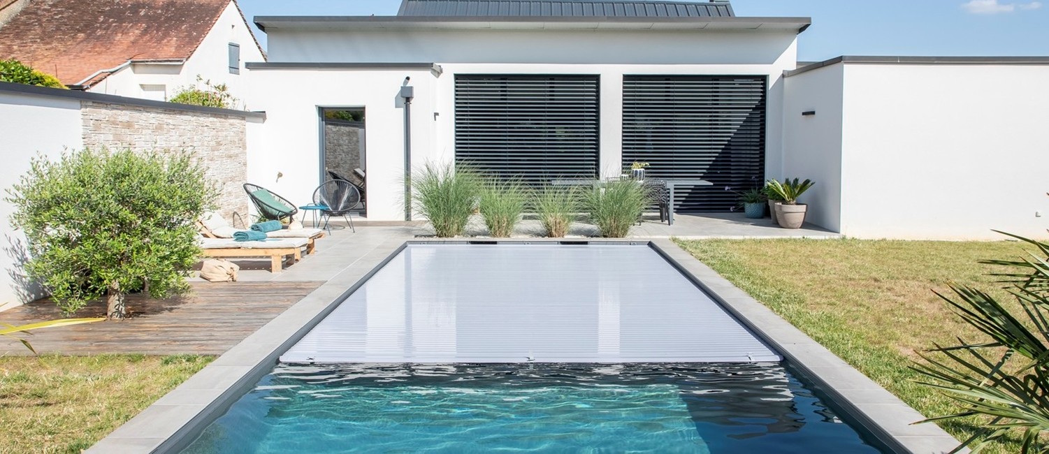 Piscine urbaine à l’accent méditerranéen dans la Sarthe