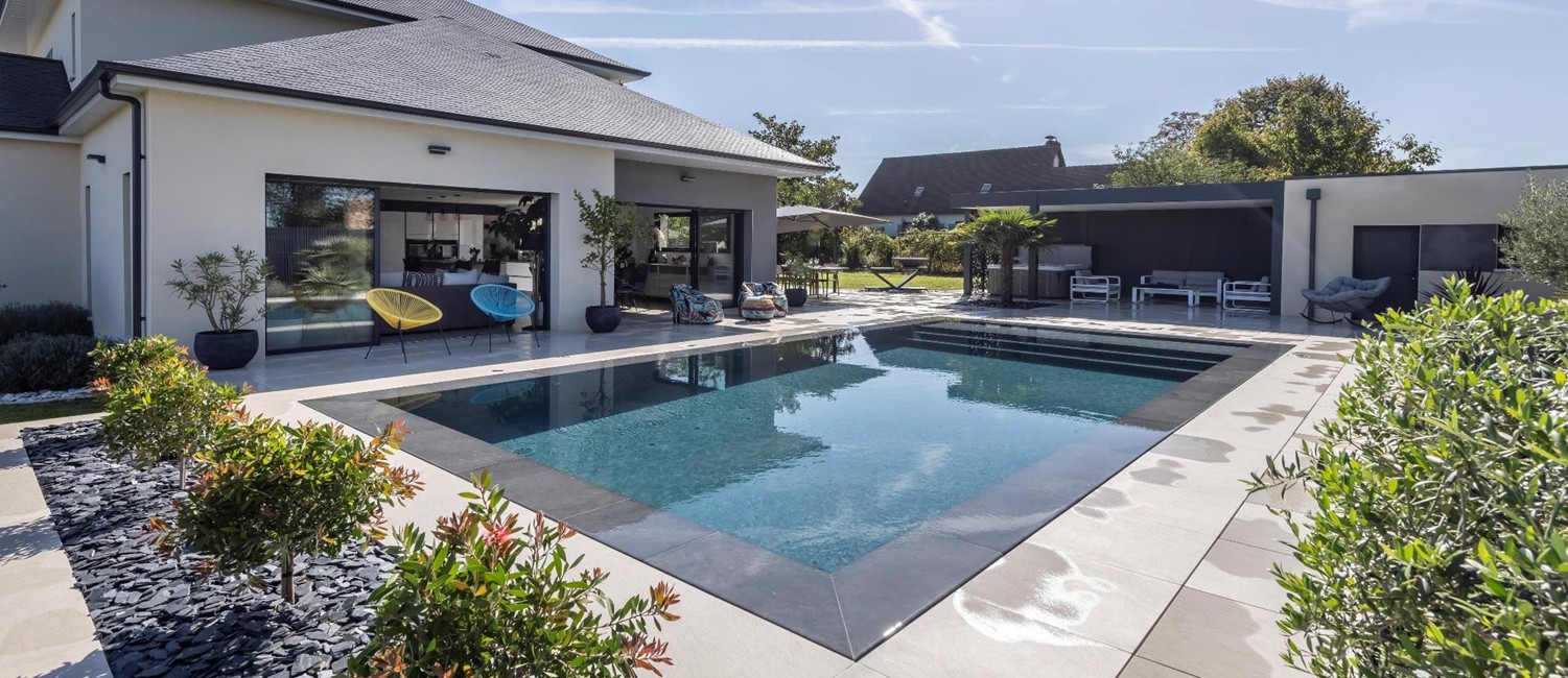 La piscine miroir pour vivre autrement son extérieur