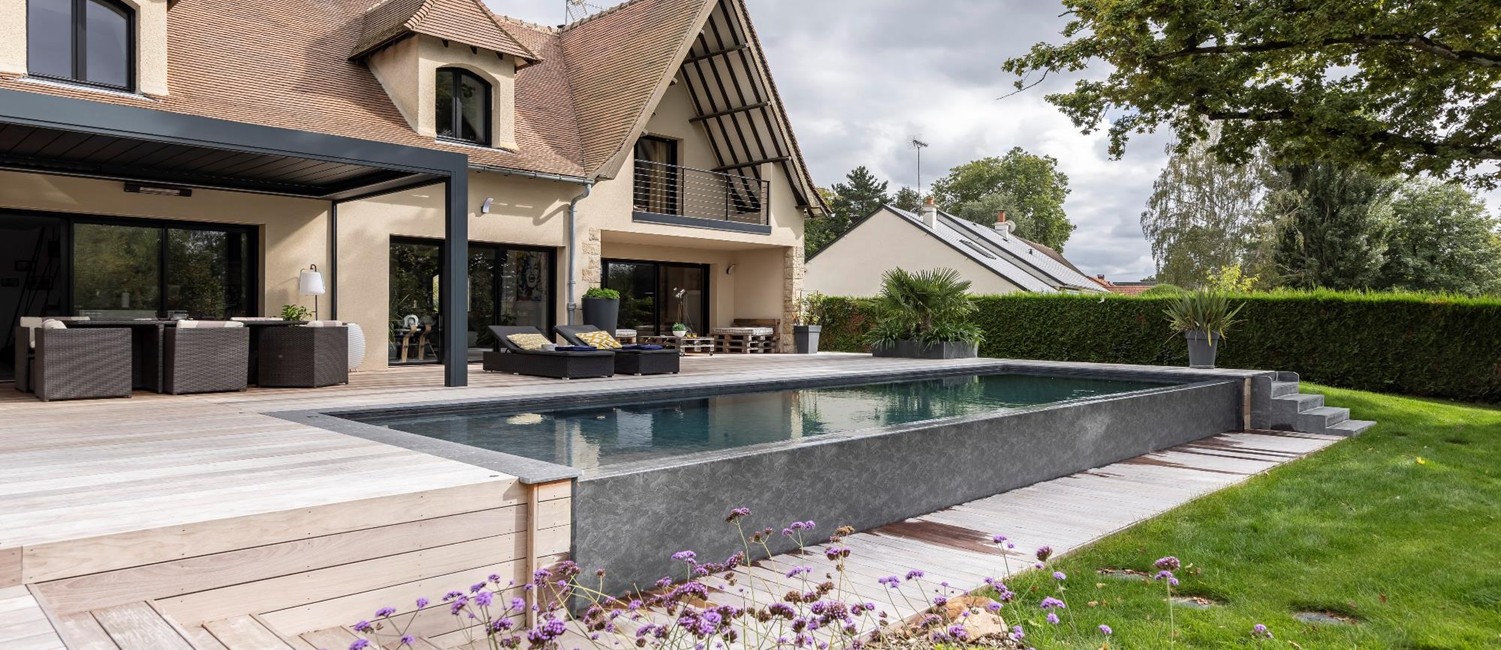 Une piscine à débordement comme une évidence