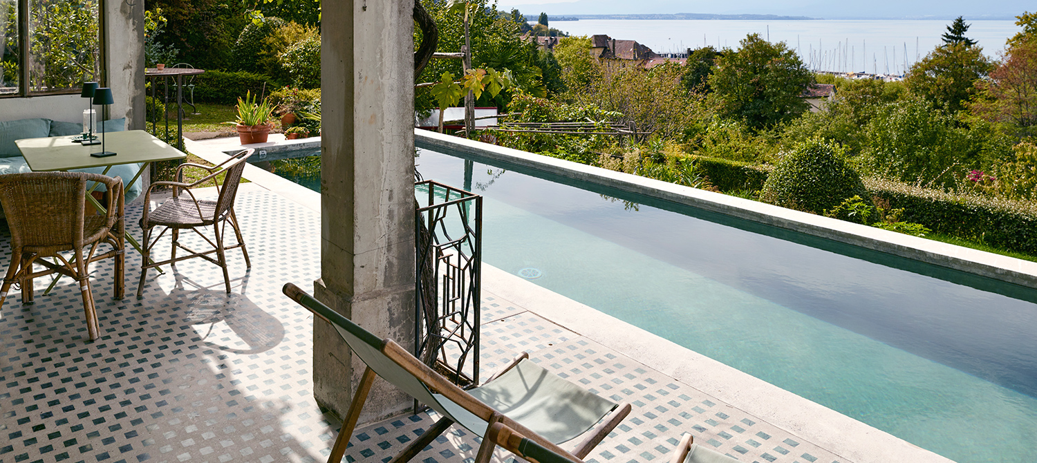 Petite piscine en béton brut
