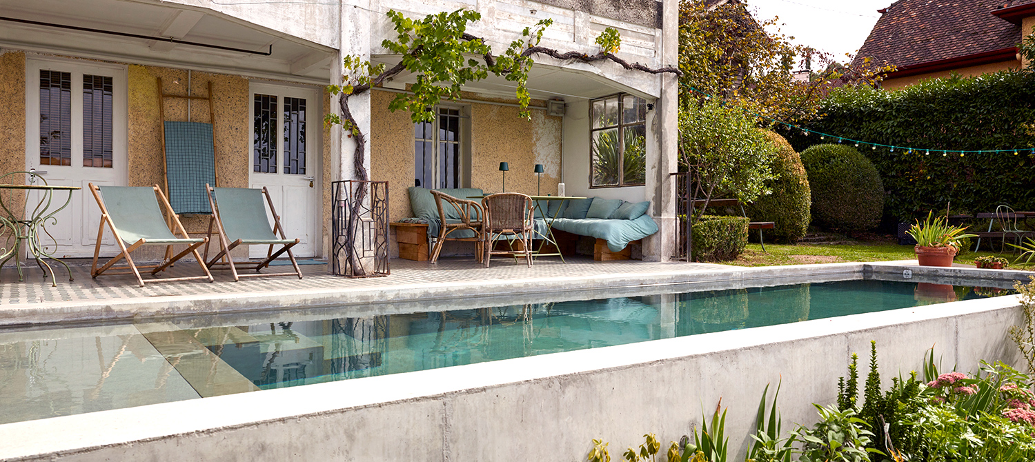 Petite piscine en béton brut