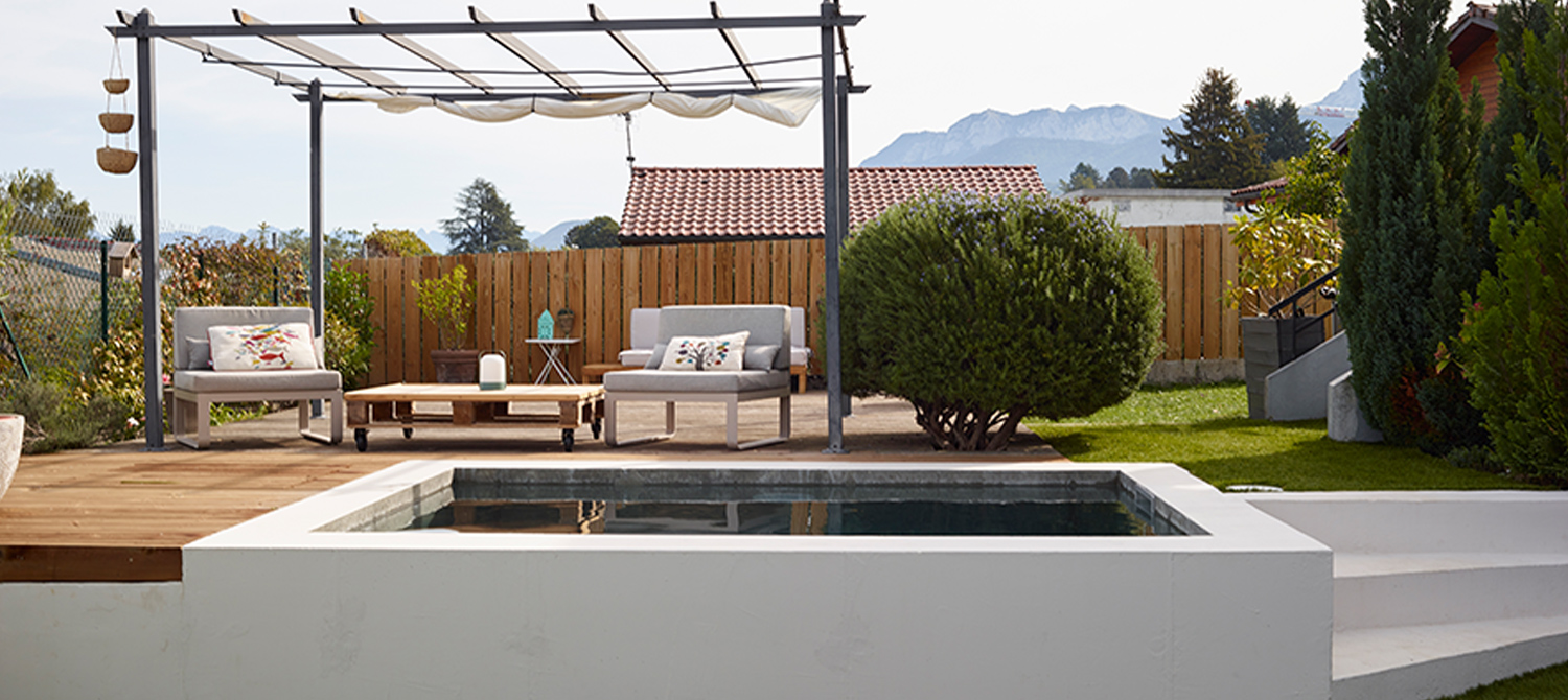 Petite piscine semi-enterrée harmonieusement intégrée