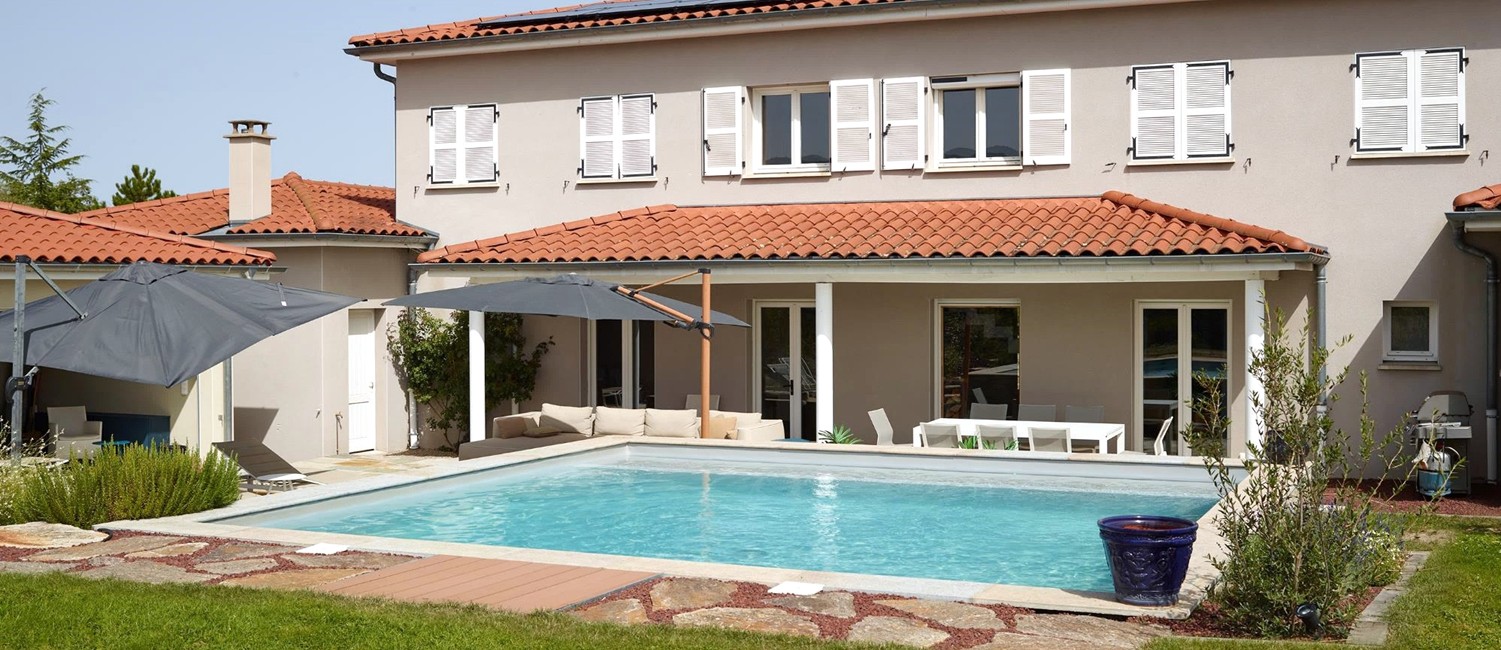 Piscine carrée semi-enterrée dans la Loire