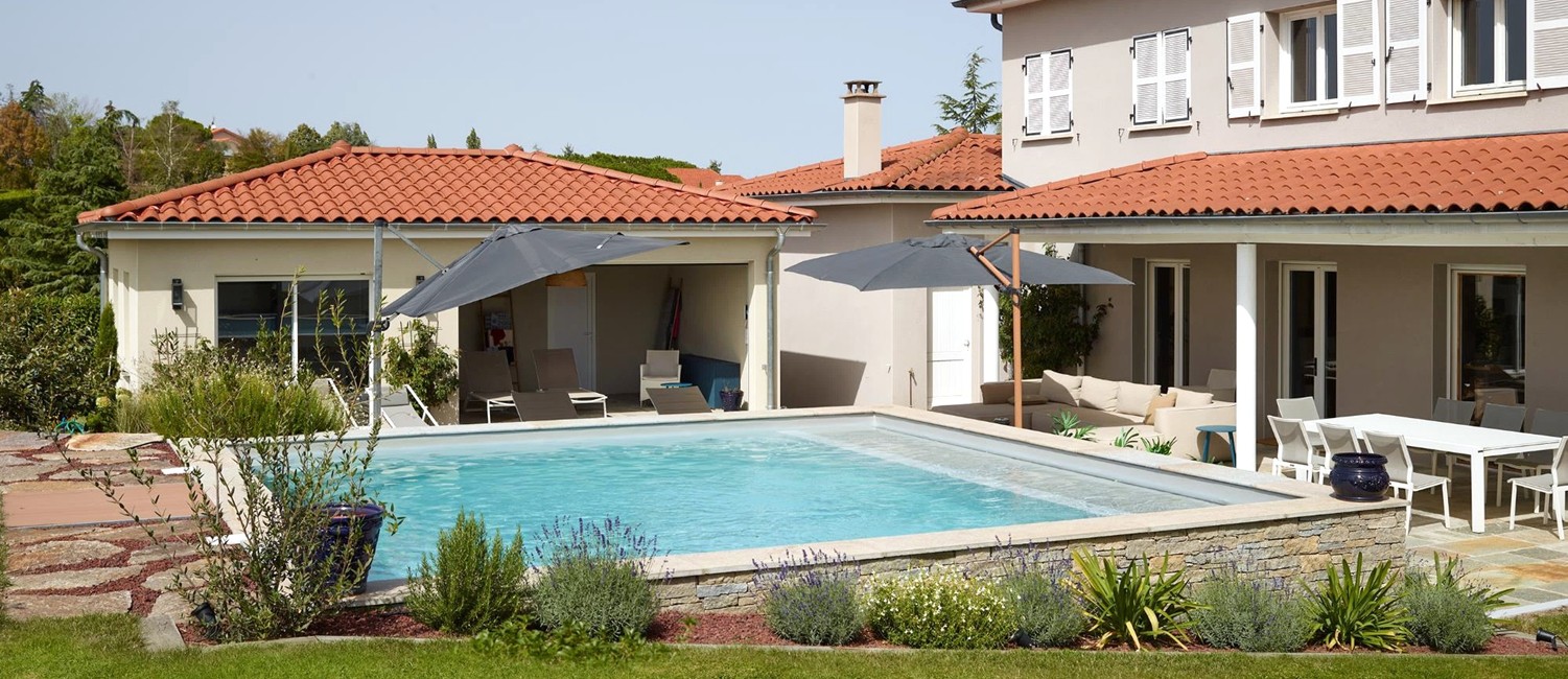 Piscine carrée semi-enterrée dans la Loire