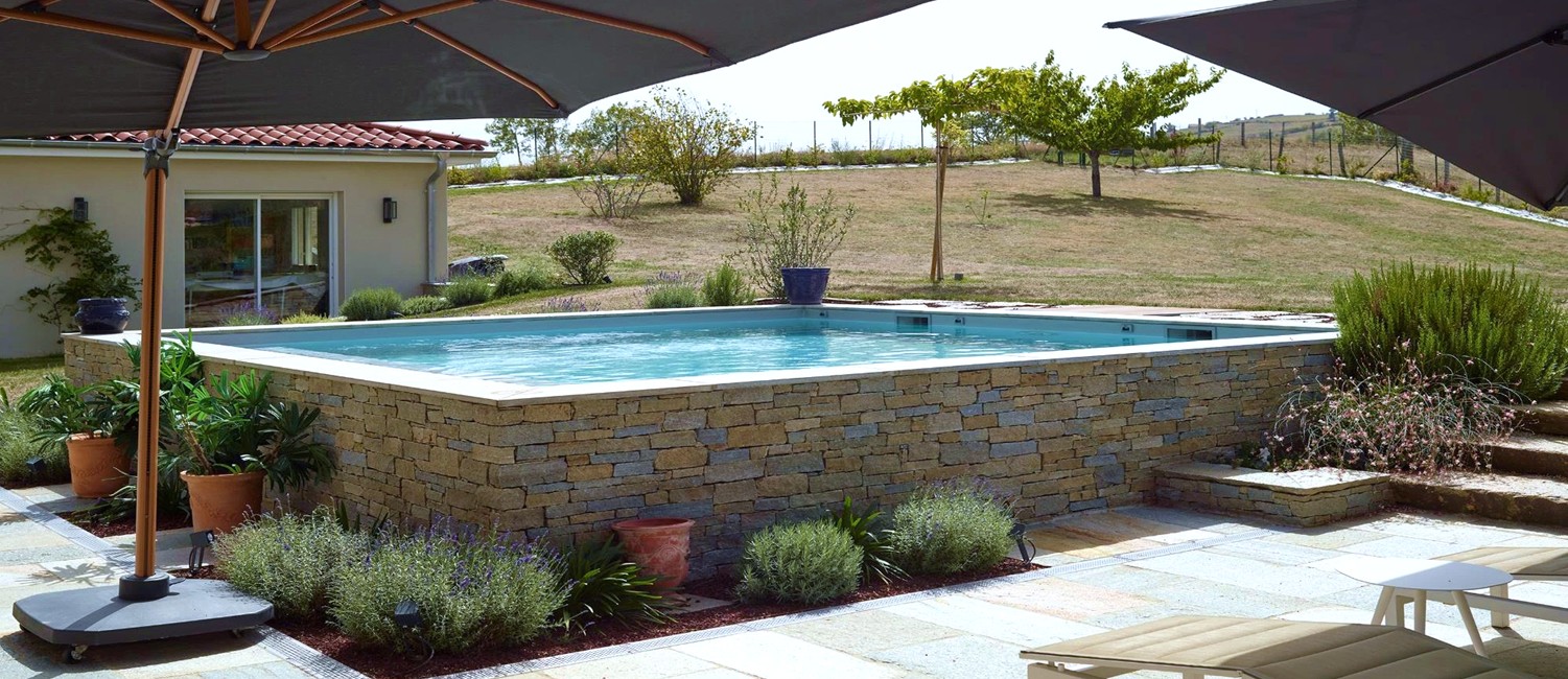 Piscine carrée semi-enterrée dans la Loire