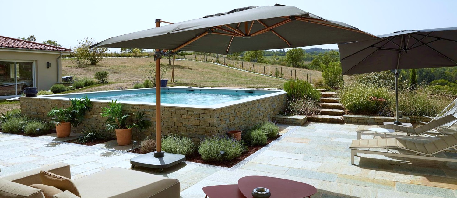 Piscine carrée semi-enterrée dans la Loire