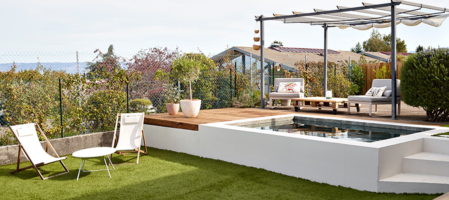 Petite piscine semi-enterrée harmonieusement intégrée