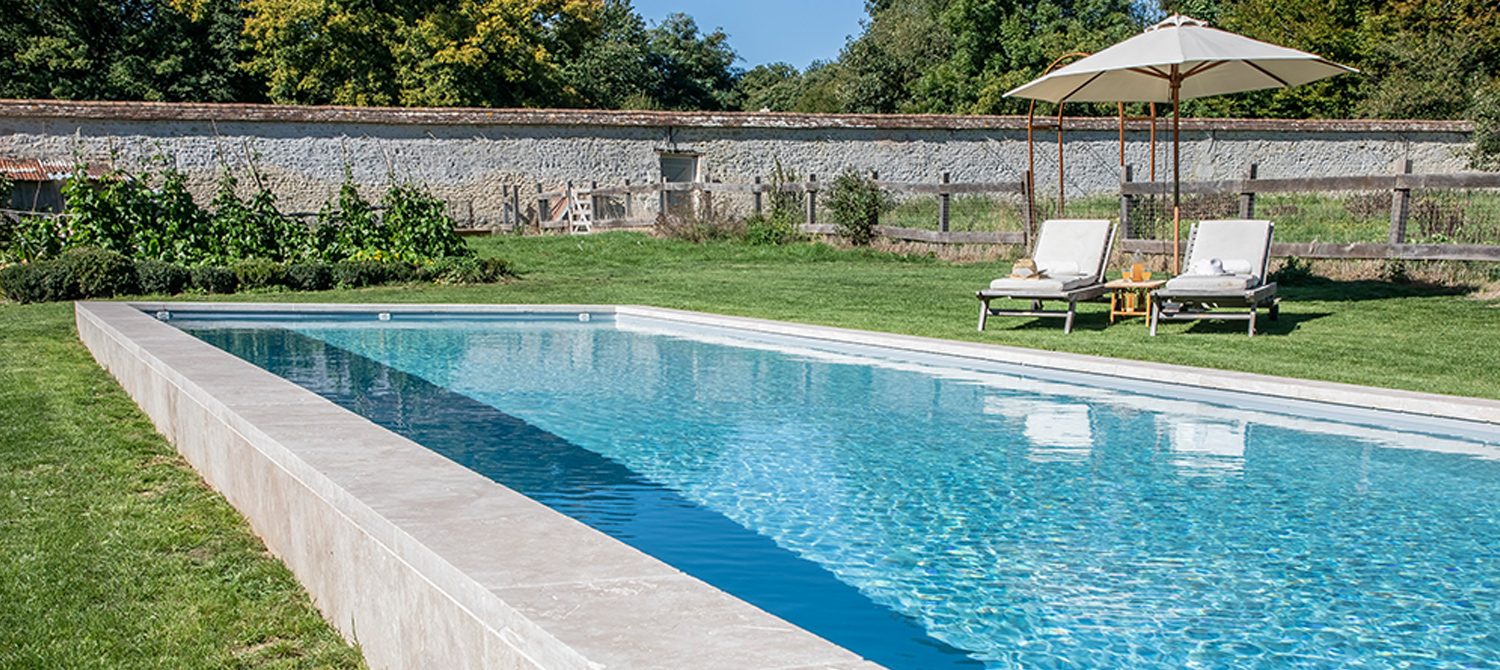 Une grande piscine tout en longueur
