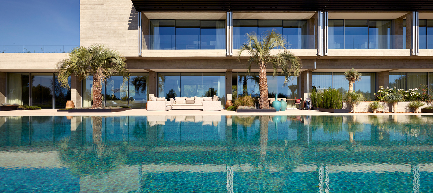 Majestueuse piscine miroir à débordement paysagée