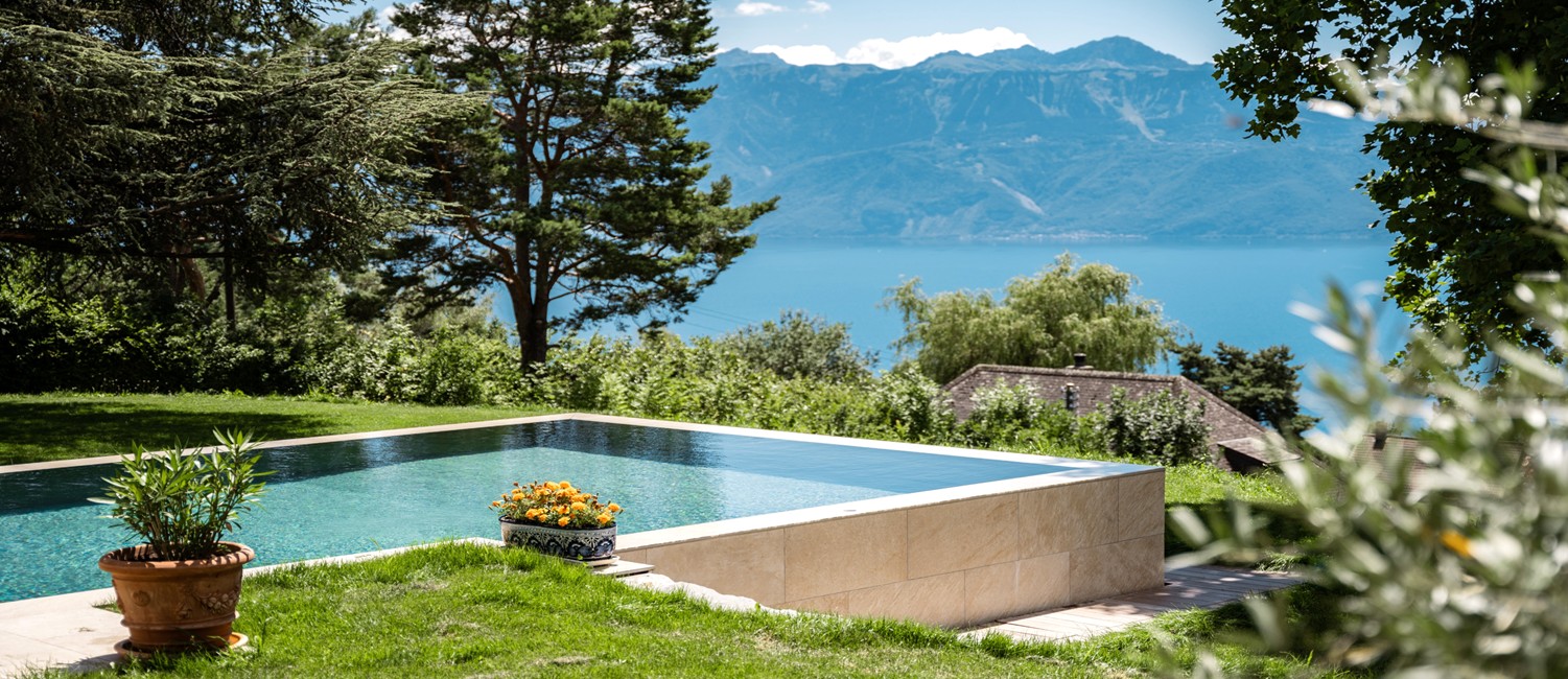 Piscine à débordement et bassin balnéo façon petite piscine