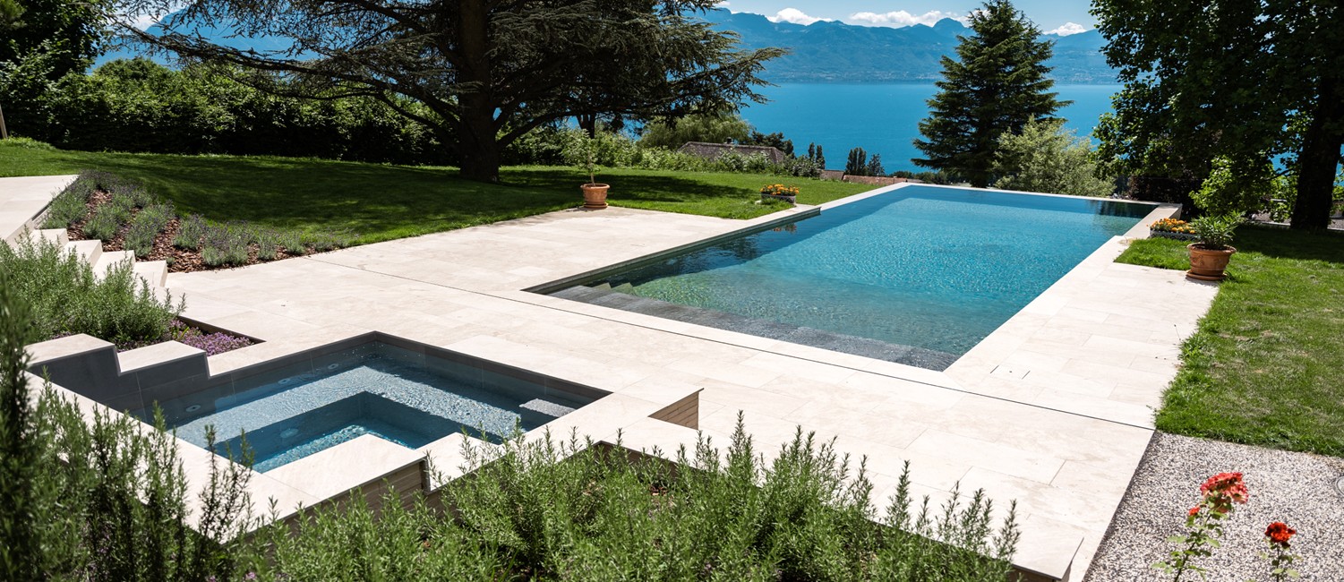 Piscine à débordement et bassin balnéo façon petite piscine