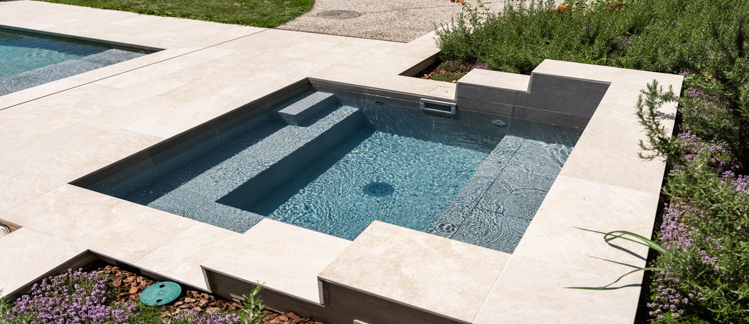 Piscine à débordement et bassin balnéo façon petite piscine