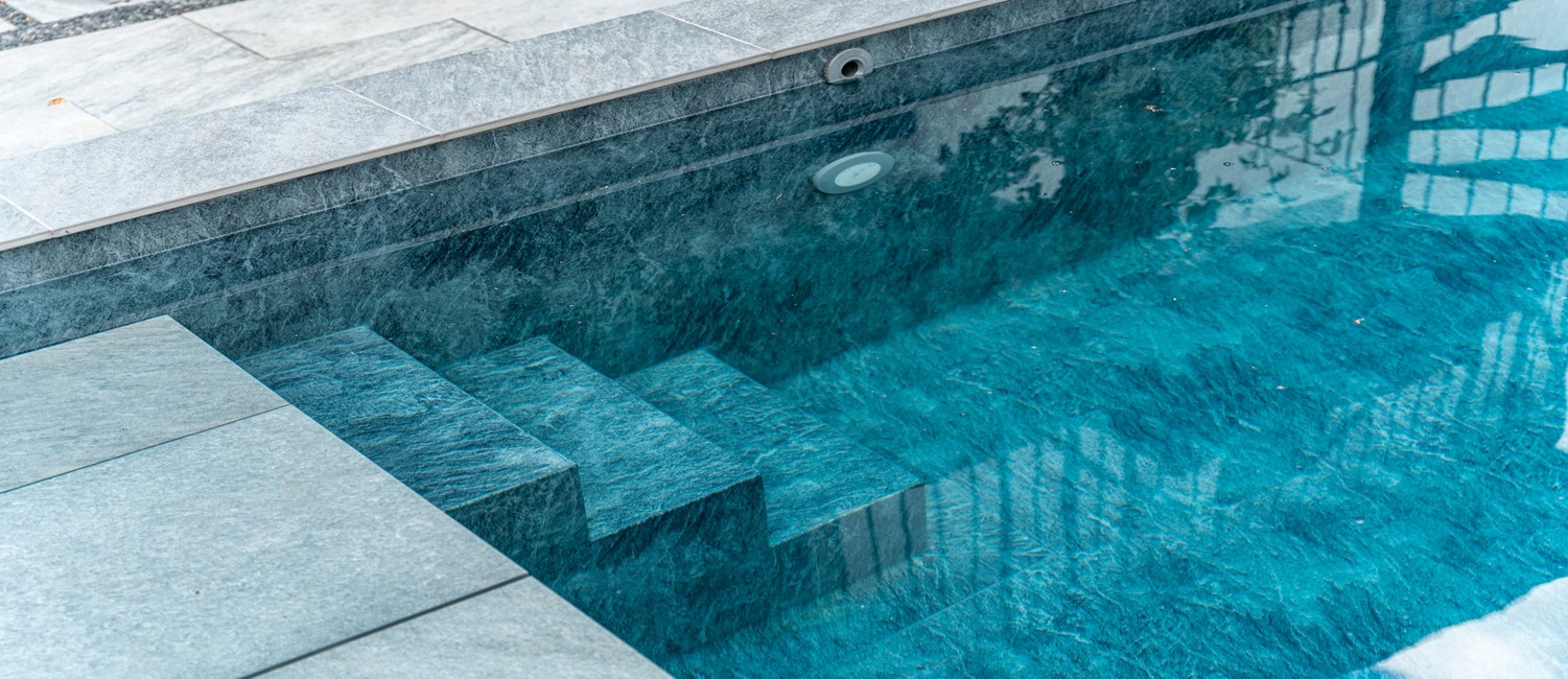 Une petite piscine semi-enterrée aux lignes graphiques