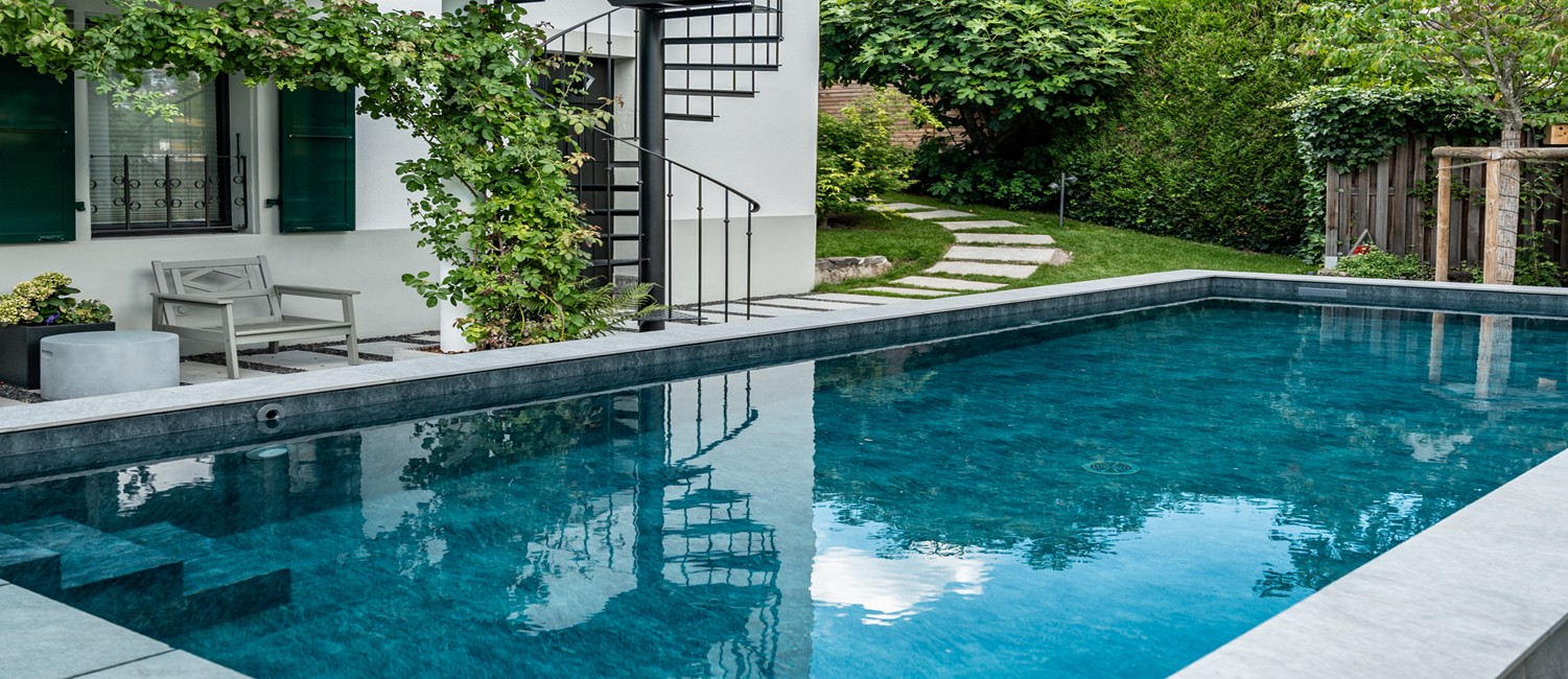 Une petite piscine semi-enterrée aux lignes graphiques