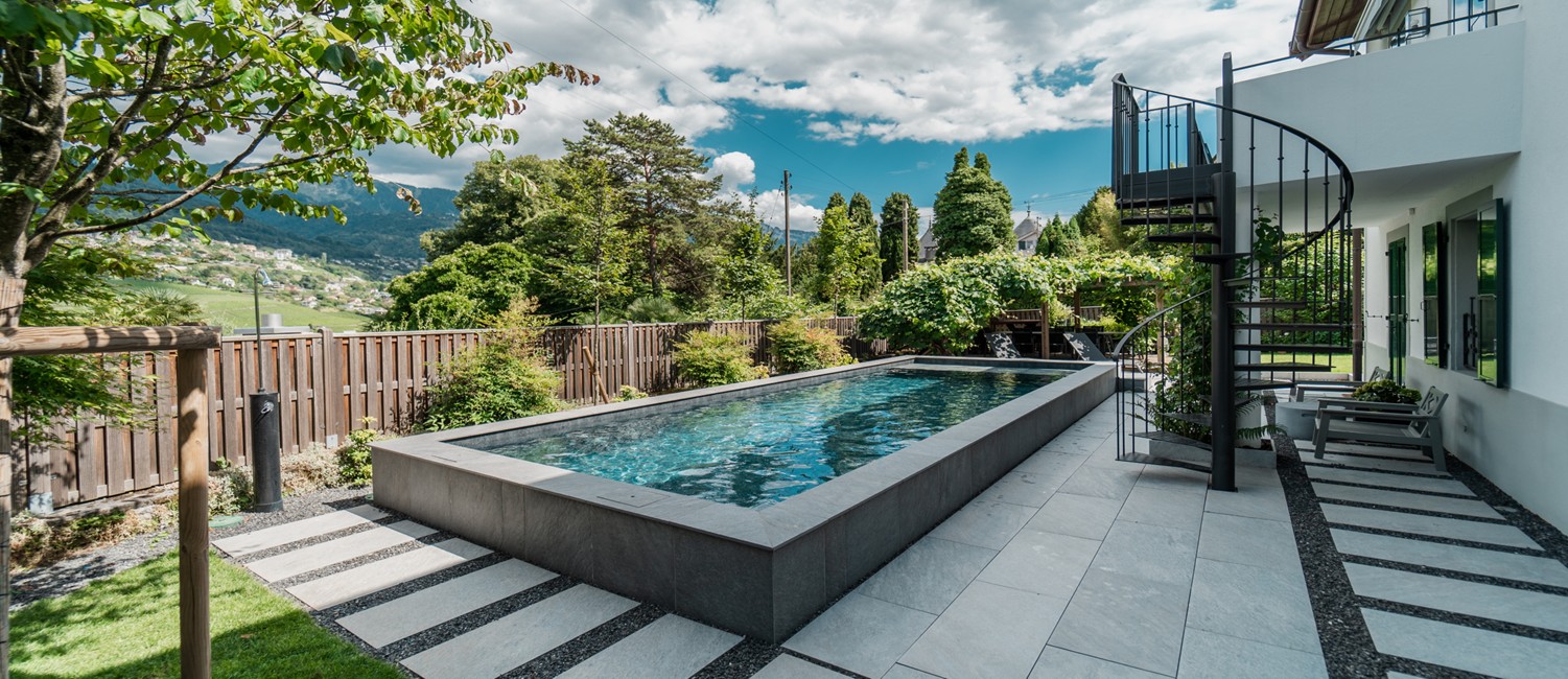 Une petite piscine semi-enterrée aux lignes graphiques