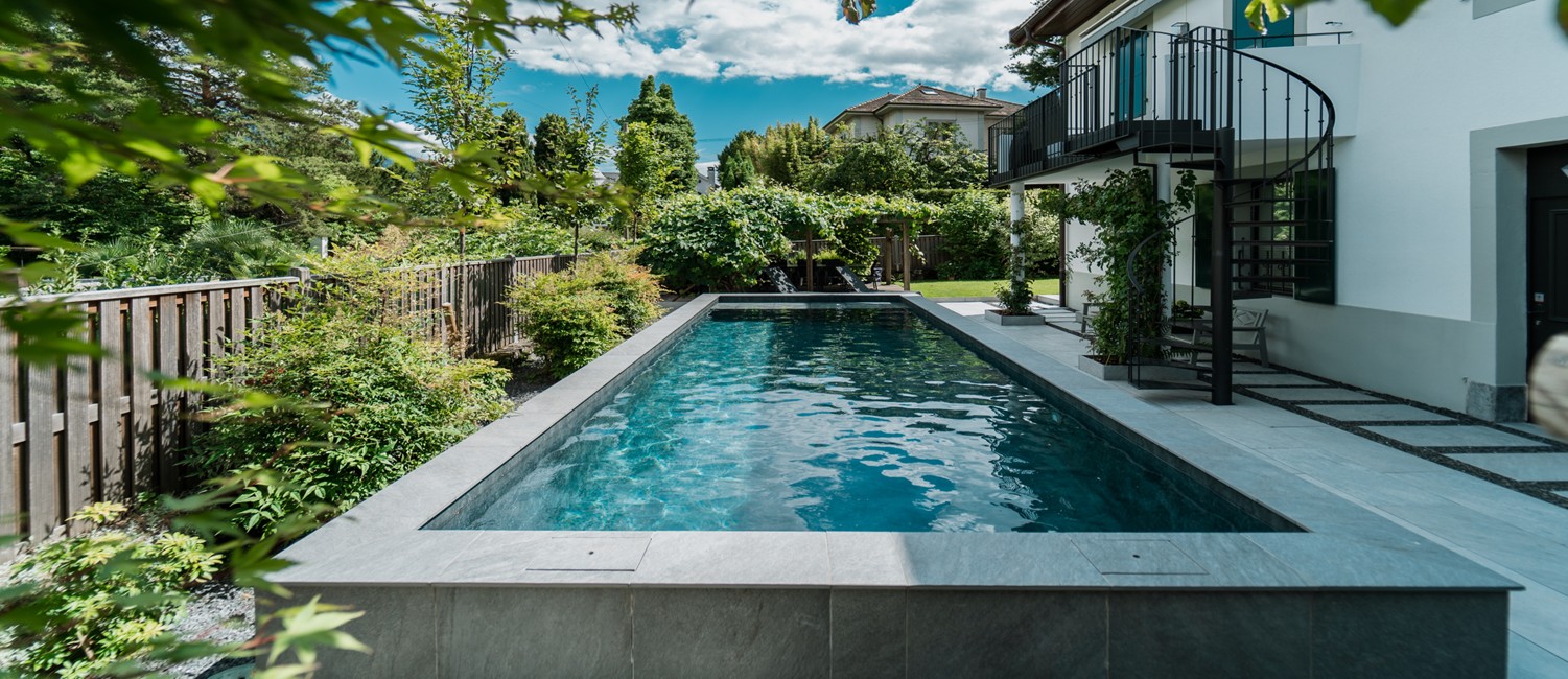 Une petite piscine semi-enterrée aux lignes graphiques
