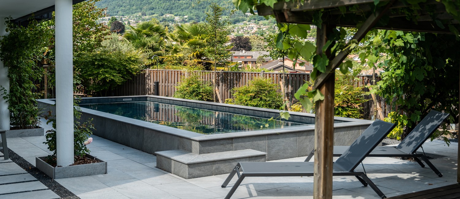Une petite piscine semi-enterrée aux lignes graphiques
